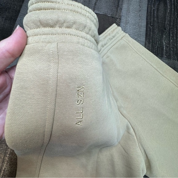 NWT Adidas All Season Beige Short size Small - Picture 3 of 11